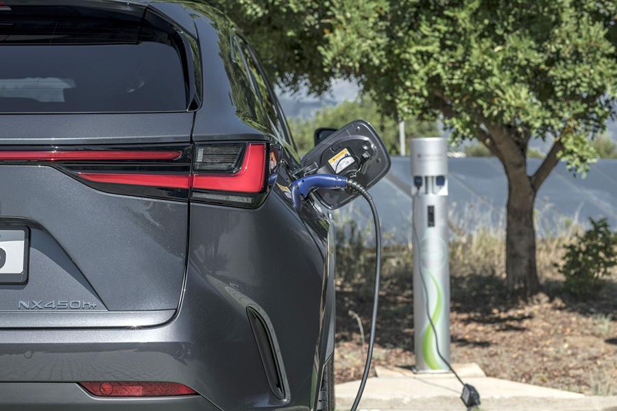 Rijtest Lexus NX 450h+: Fullhybridespecialist tot het stopcontact gedwongen