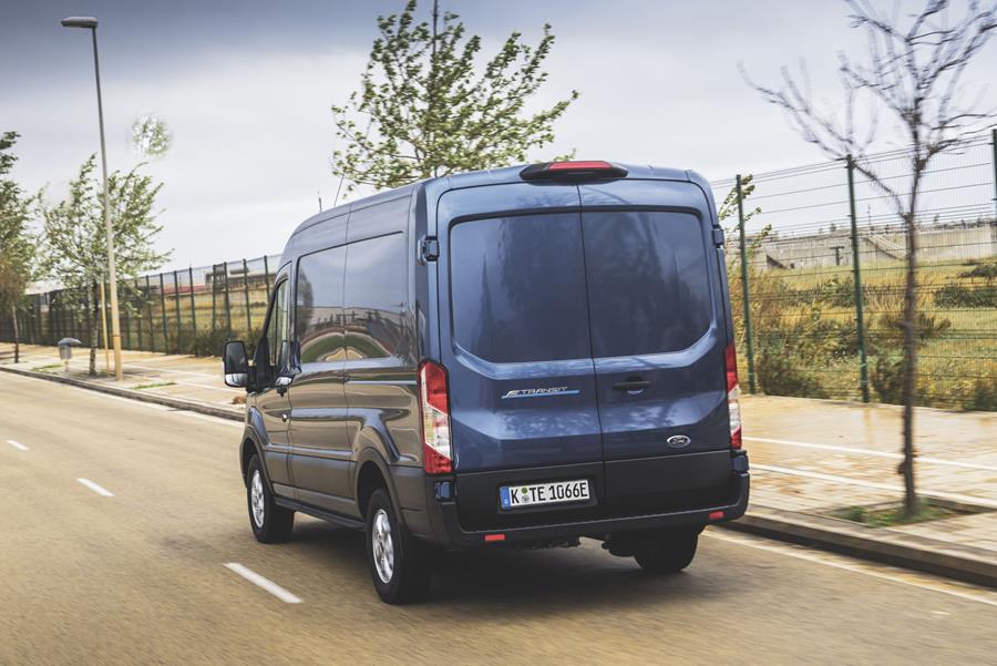 Deux longueurs, deux hauteurs de toit et un poids total en charge de 3,5, 3,9 ou 4,25 tonnes. Le Ford E-Transit, ici en version L2H3-350
