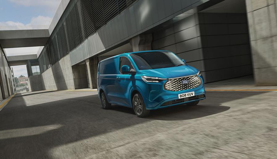 Le véhicule tout électrique E-Transit Custom, qui entrera en production au second semestre 2023, a été conçu dès le départ pour s'intégrer parfaitement à l'écosystème Ford Pro